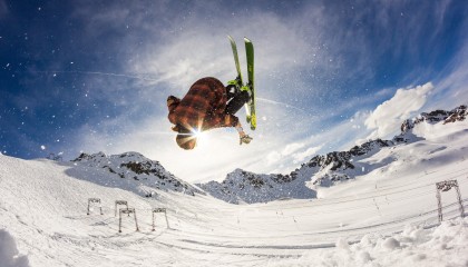 德乙焦点战，沙尔克1-1憾平汉诺威，果子破门难救主，塞拉斯失绝杀